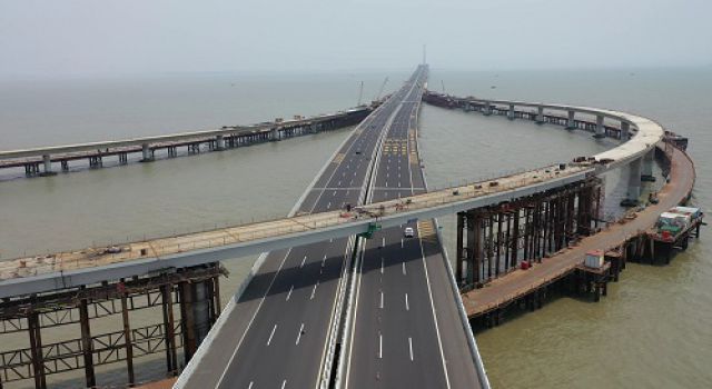 建設(shè)中的青島海灣大橋