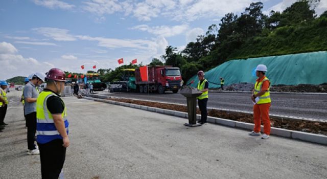 東泰咨詢欽州北過境線公路項目瀝青下面層試驗段順利攤鋪